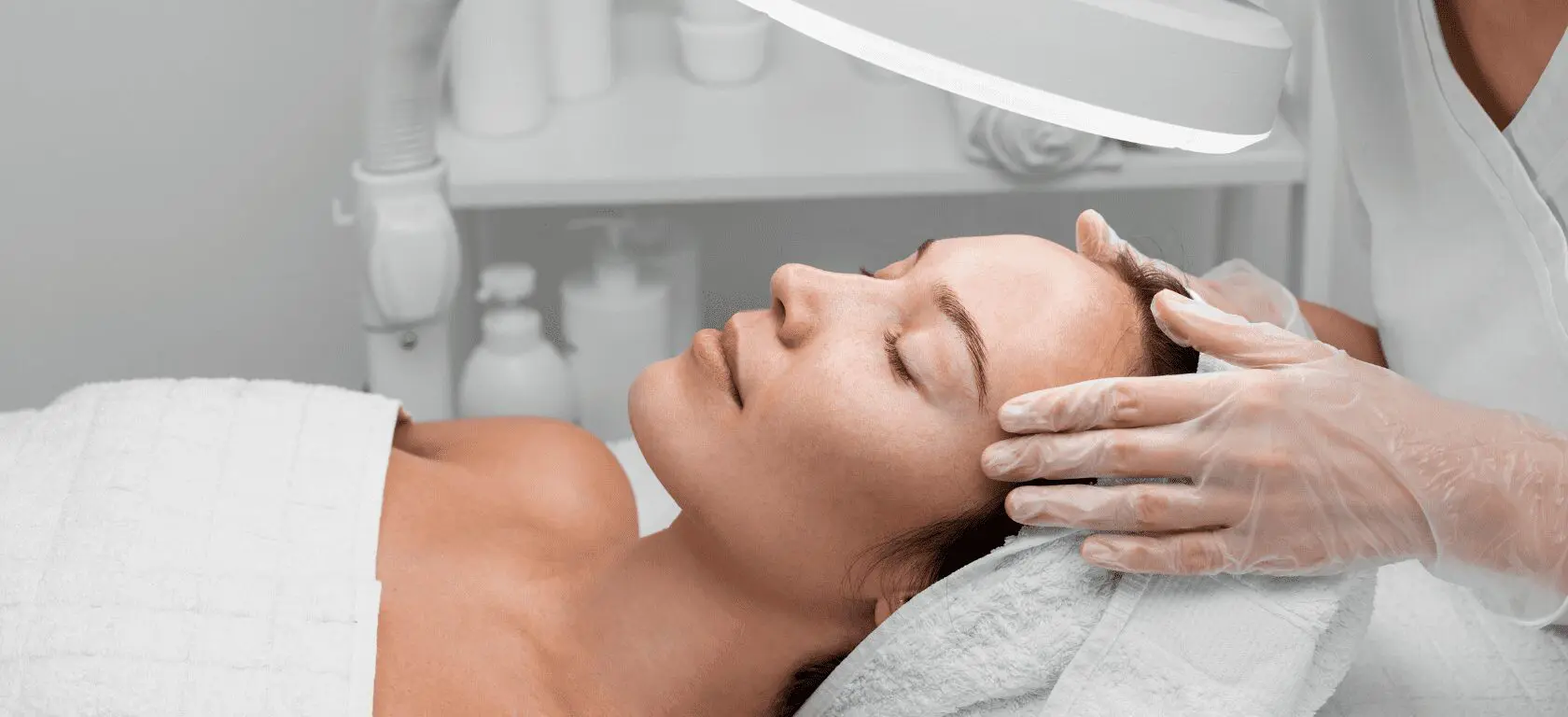 Mujer recibiendo tratamiento dermatologico