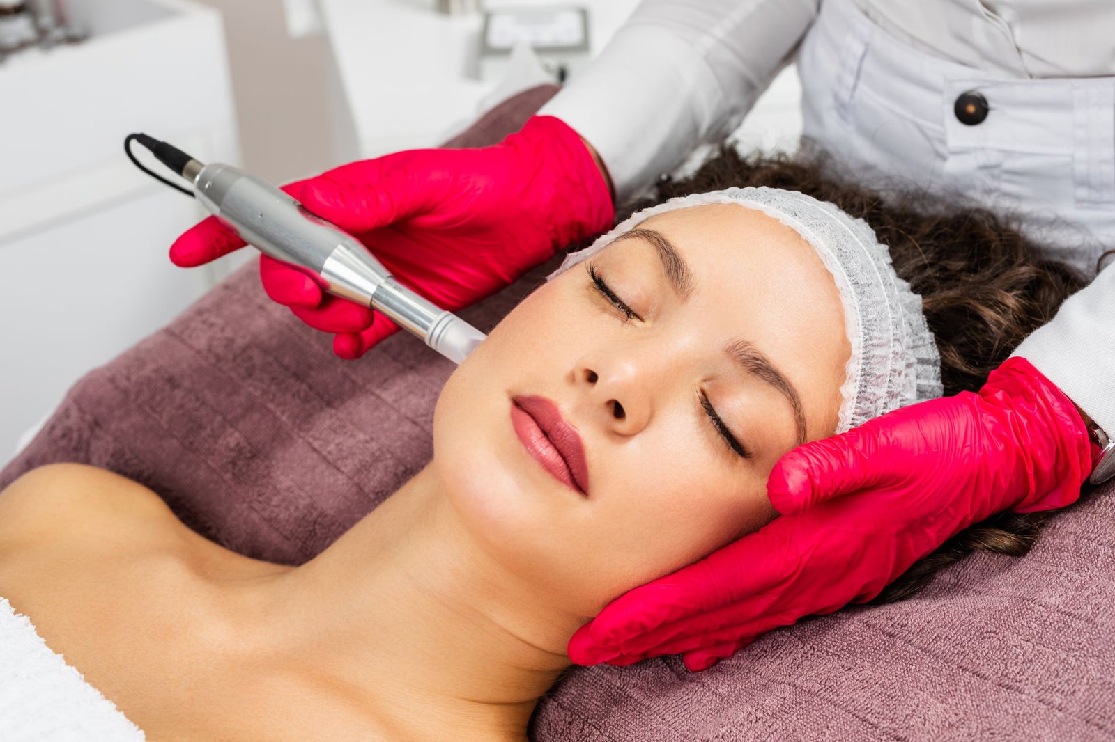Mujer recibiendo mesoterapia facial